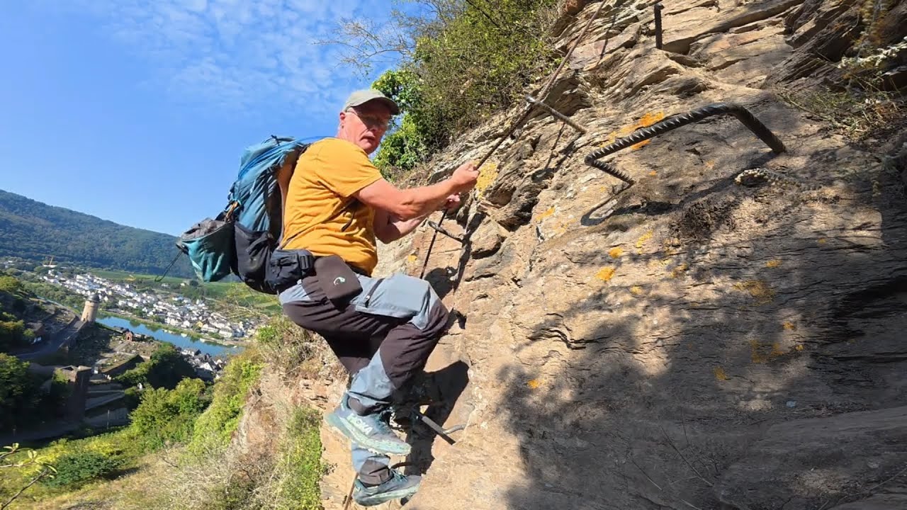 Der Collis Steilpfad in Zell an der Mosel mit Blick auf Moselschleife