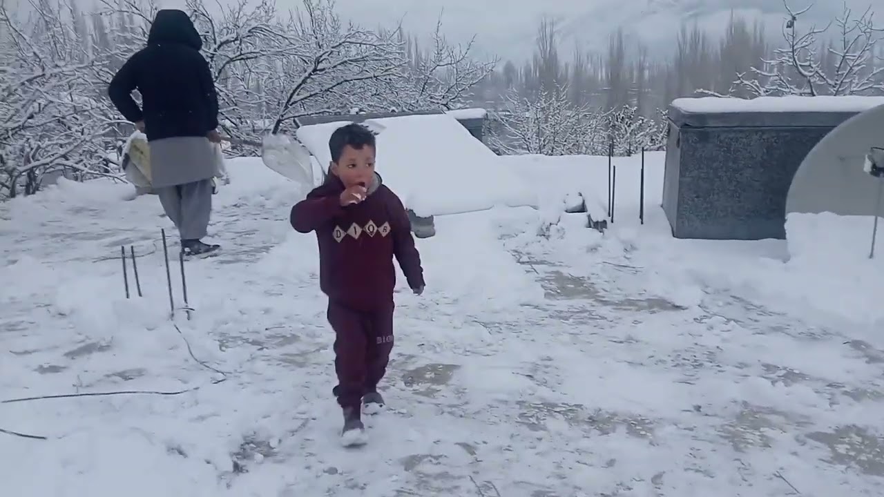 Clearing snow from the roof || Snow on roof || How hard winter is 