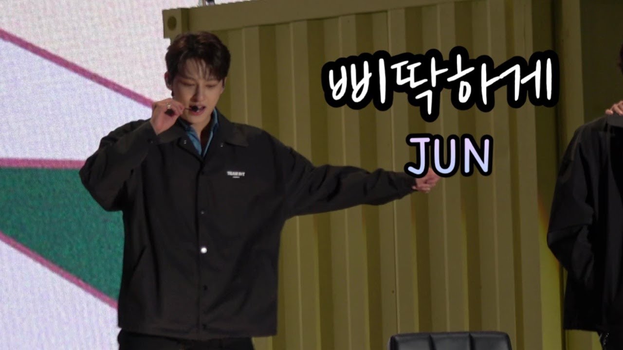 220327 캐럿랜드 준 - 삐딱하게 (Crooked) 직캠
