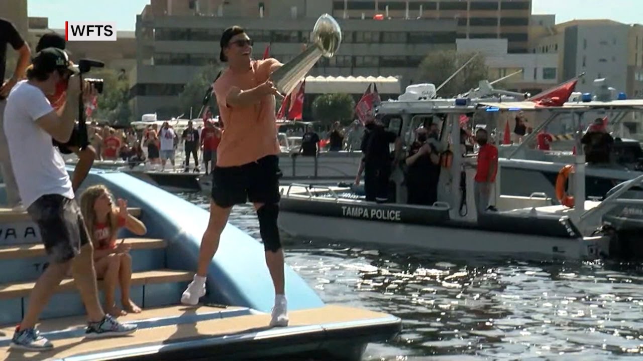 Tom Brady tosses Lombardi Trophy to Brate in another boat during Super Bowl boat parade | ABC7