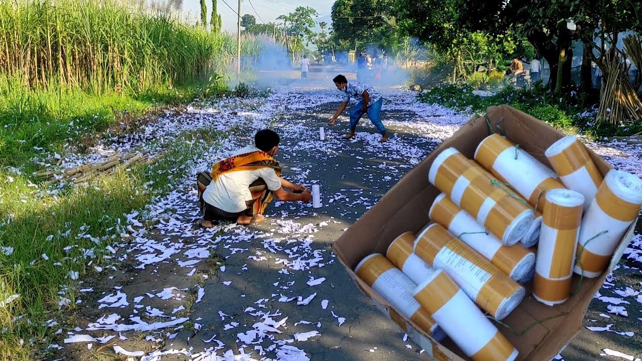 Tradisi Petasan hari raya idul fitri!!Playing paper firecrackers