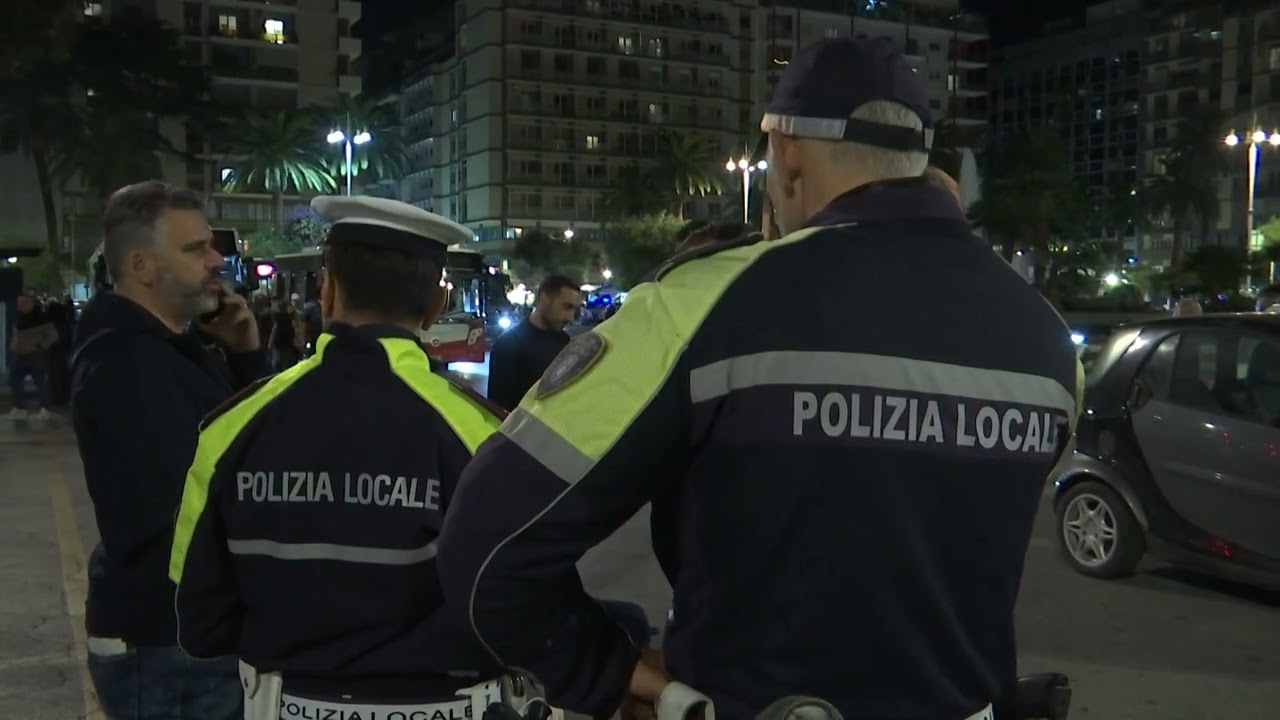 Halloween a Bari, 5 autobus danneggiati: il blitz dei vandali davanti alle telecamere di Telebari