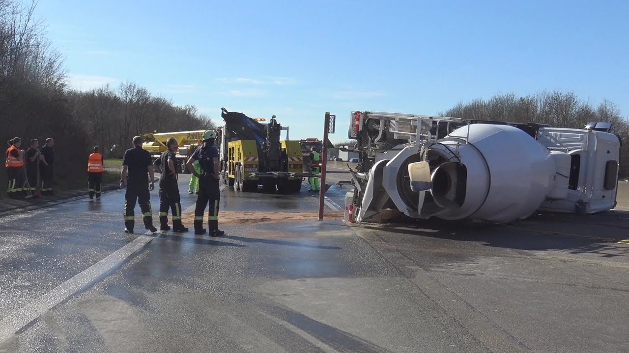 Betonmischer umgekippt - 1 Verletzter auf A4 Höhe AS Poll am 26.02.19 + O-Ton