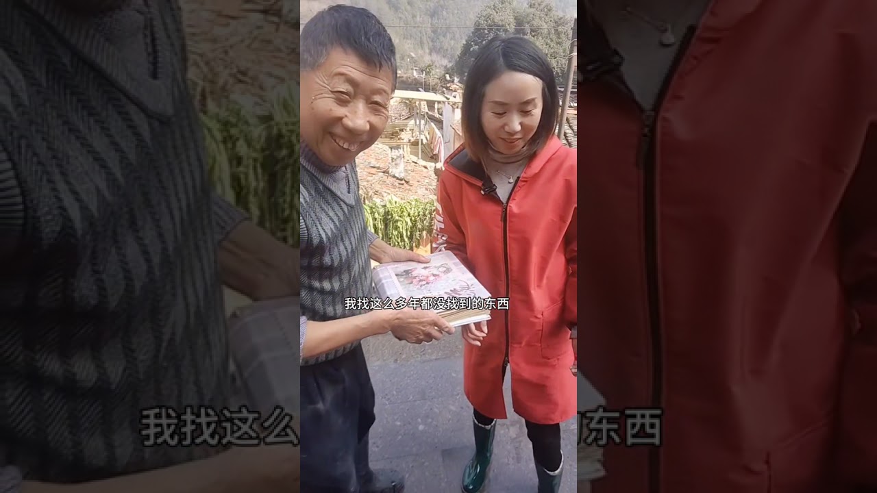 回来就是和爸妈各种洗洗刷刷，没想到洗出了一直在找而没找到的相册，那是我刚二十出头的青春呀，随着年龄的增长，很多人和事会淡忘，当翻开这本相册，那些场景，那些人一下会在脑海里浮现…… #抖音记录农村生活
