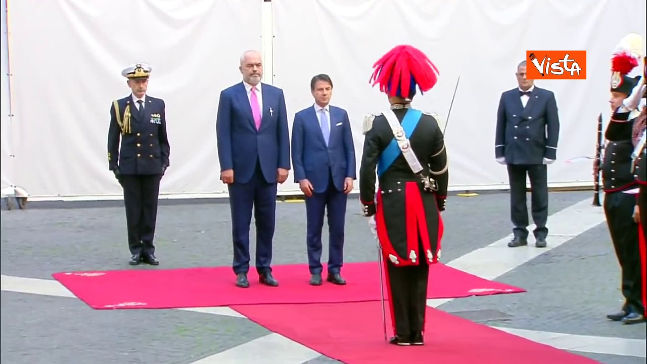 Conte accoglie il Primo Ministro albanese Edi Rama a Palazzo Chigi, il picchetto d'onore