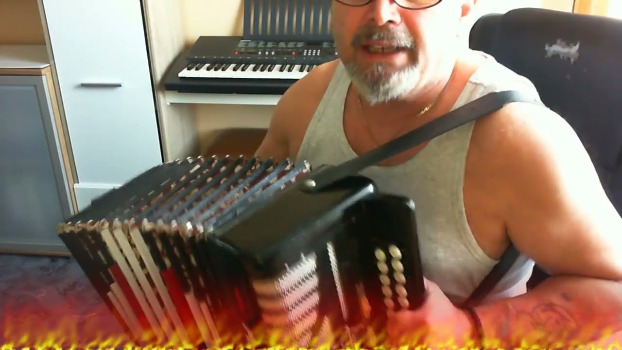 А над лагерем ночь