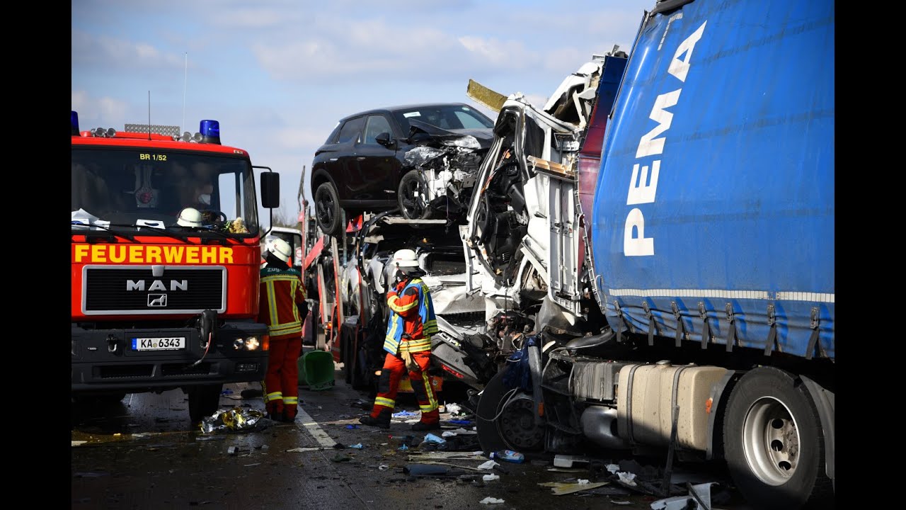 Kronau: Schwerer Lkw-Unfall an Stauende auf der A5 - Fahrer schwer verletzt