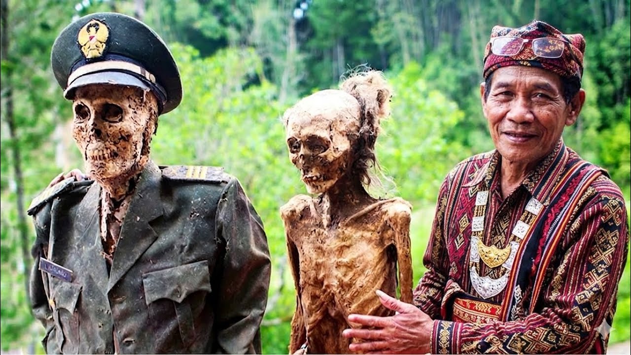 عشت 6 أيـام مع قبـيلة يعـيشون مع الأمـوات وجنـائـزهم هـي الأغـرب في الـعالم 🤯 Death Tribe 🇮🇩