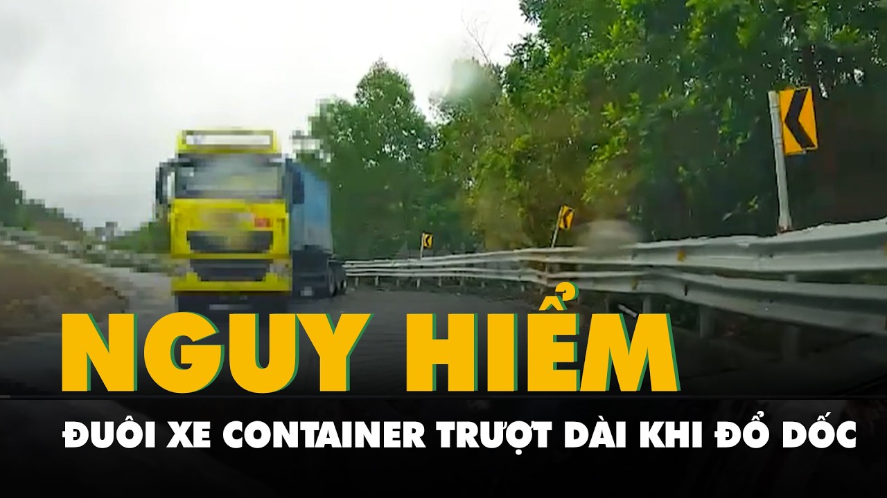 Khoảnh khắc đuôi xe container trượt dài khi đổ dốc, suýt va trúng ô tô chở 4 người