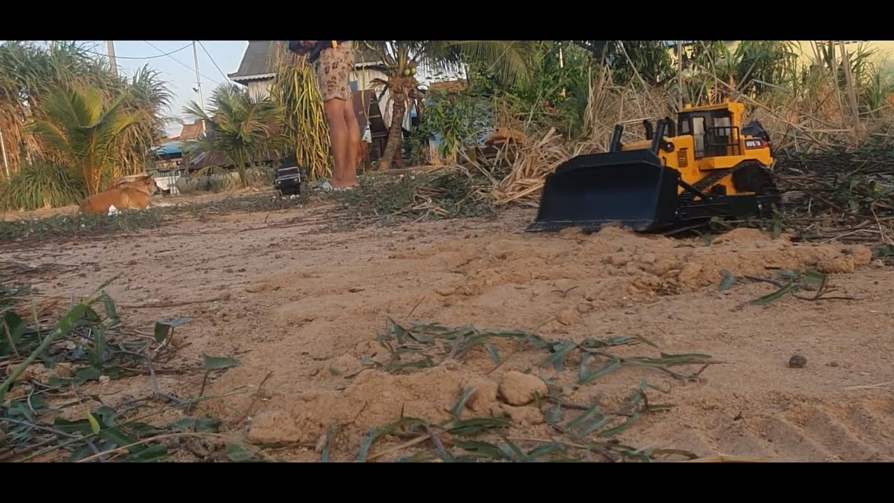 Scale Construction: RC Loader at Work