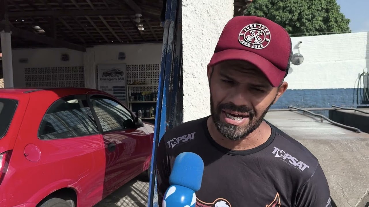 Paraíba da Povo - Carro desce rampa de lava-jato e derruba muro de condomínio