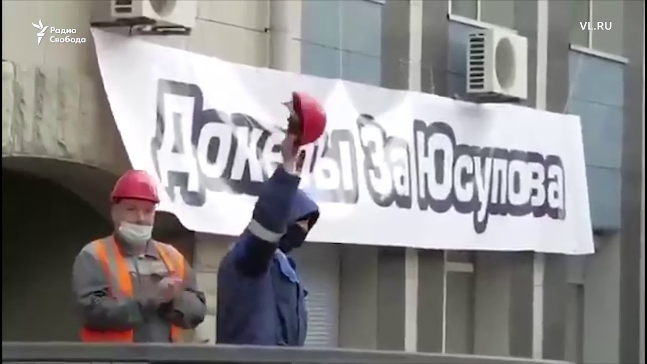 Рабочие порта Владивостока закидали касками нового гендиректора