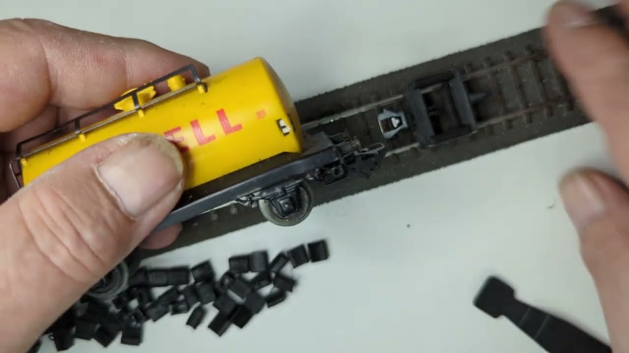 Tauschen der alten Märklin Kupplung gegen Kurzkupplungen 7205.