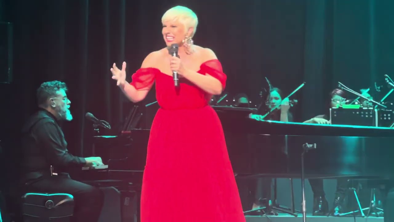 Pasión Vega canta por Serrat «De cartón piedra» “Serrat: Entre dos mares”. S. D. 1 de agosto, 2025
