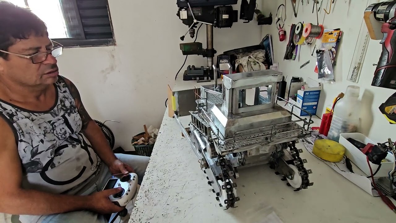 testando o trator esteira rc em fase de construção ...