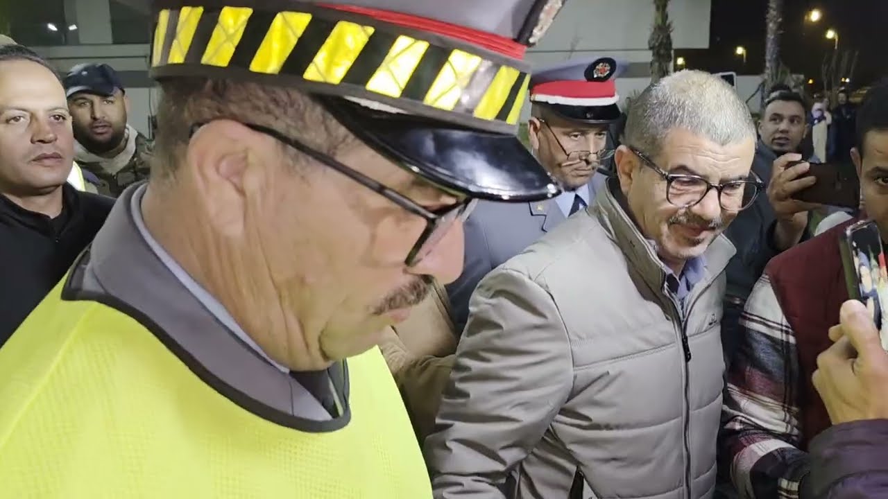 لحظة تقشعر لها الأبدان لحظة خروج المقرئ العيون الكوشي  من مسجد الصفاء بمدينة الصخيرات وسط حضور غفير 