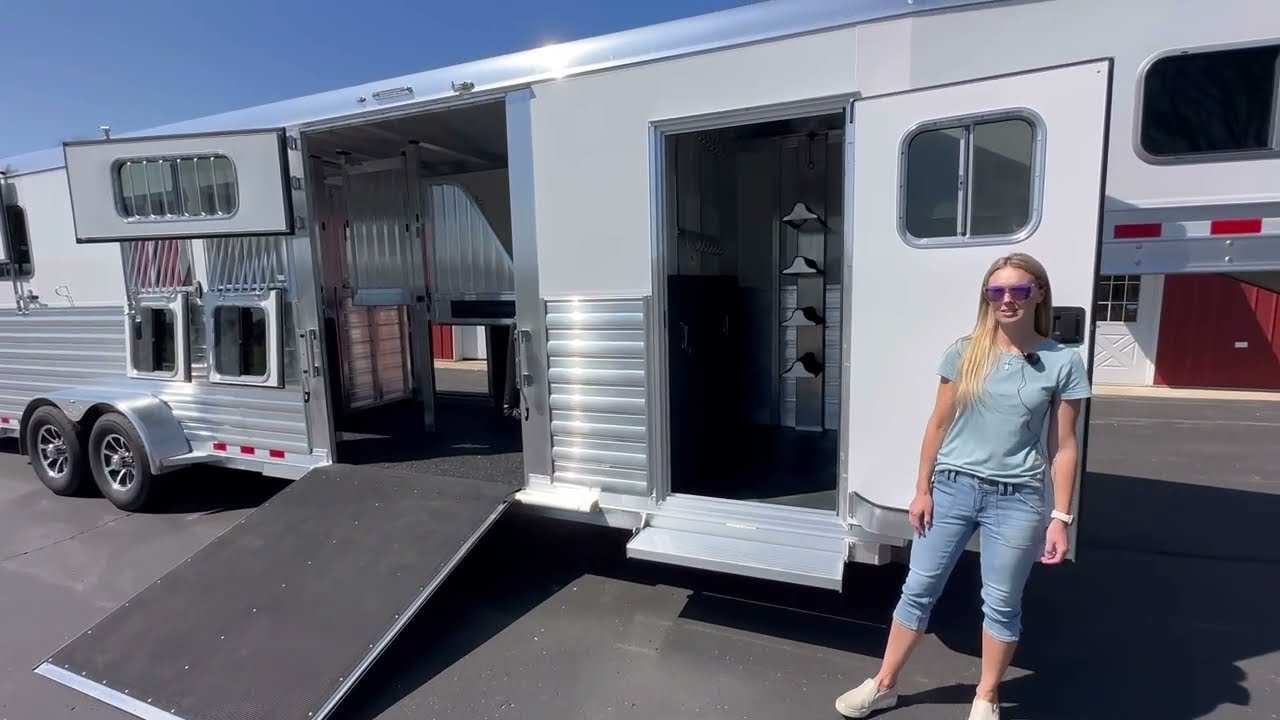2024 4-Star 2+2 Gooseneck Horse Trailer