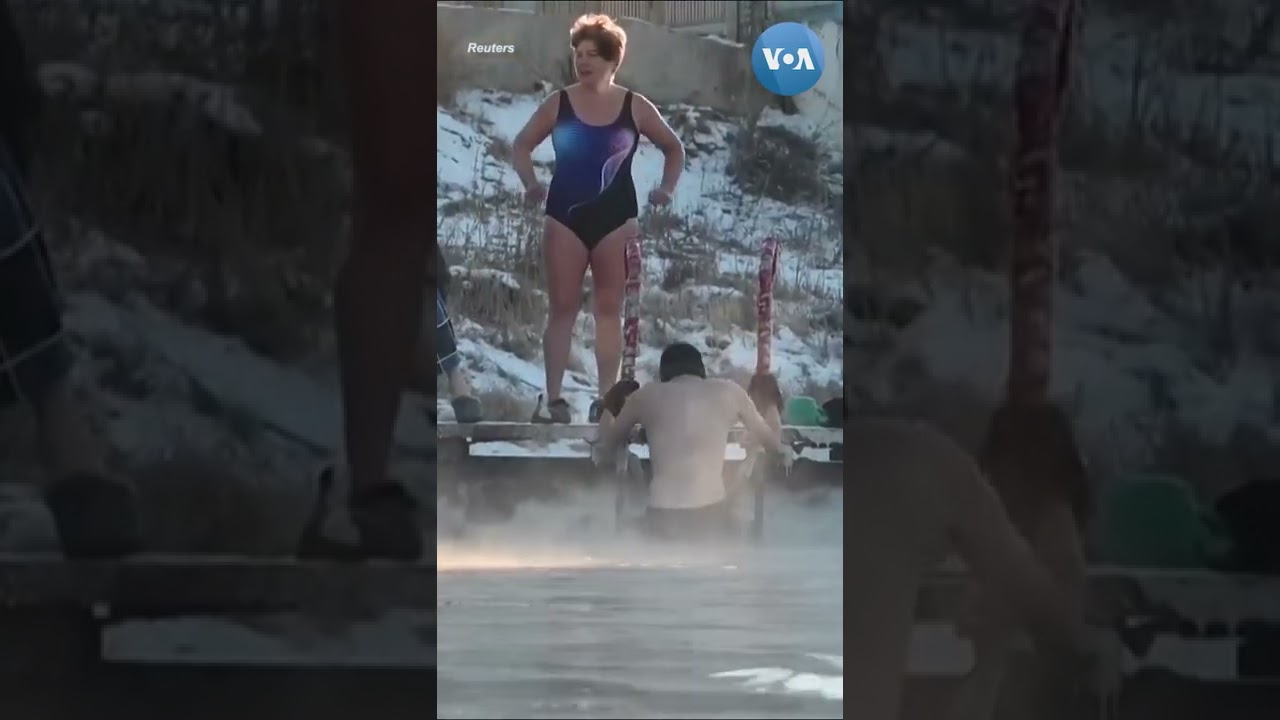 🌨❄️🏊‍♀️   Ba’zi sibirliklarga ko’ra, ayoz kunlarda sovuq suvda suzish tanani chiniqtiradi. Omsk.
