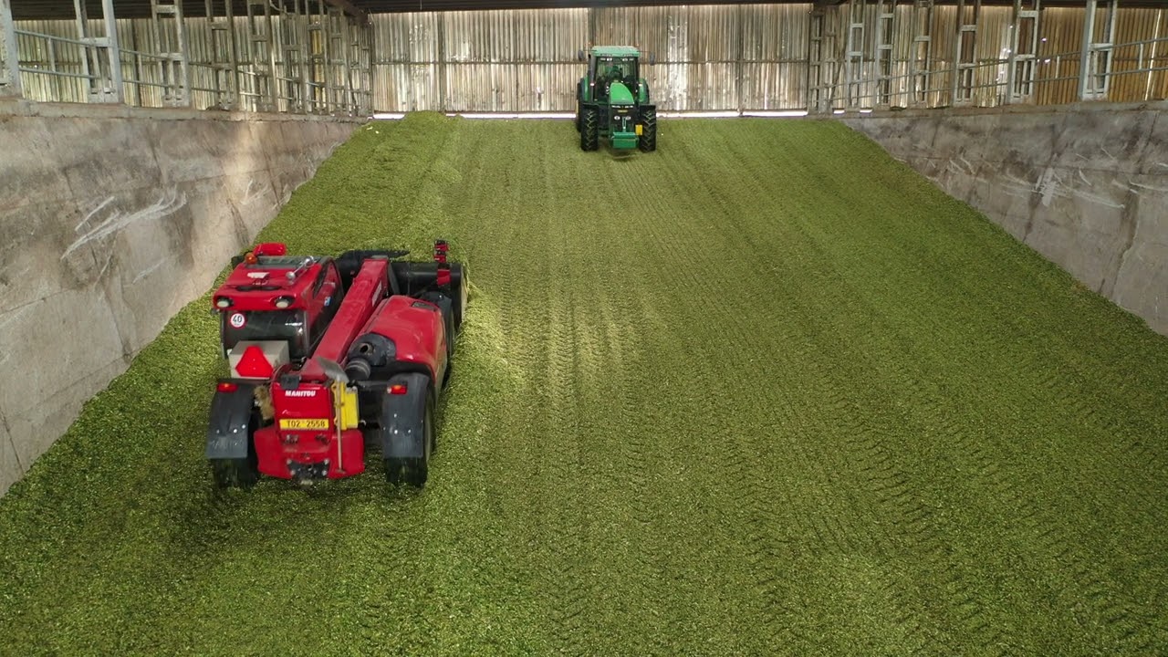 Silážní jáma na farmě v Neplachovicích ZD Hraničář Loděnice