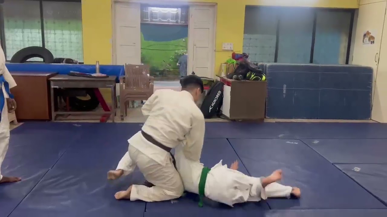 Judo throws practice with  juniors 