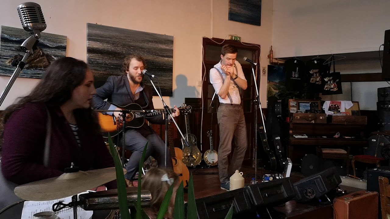 Jonathan Nicholas & Liam Ward - Old Timey Hat Blues