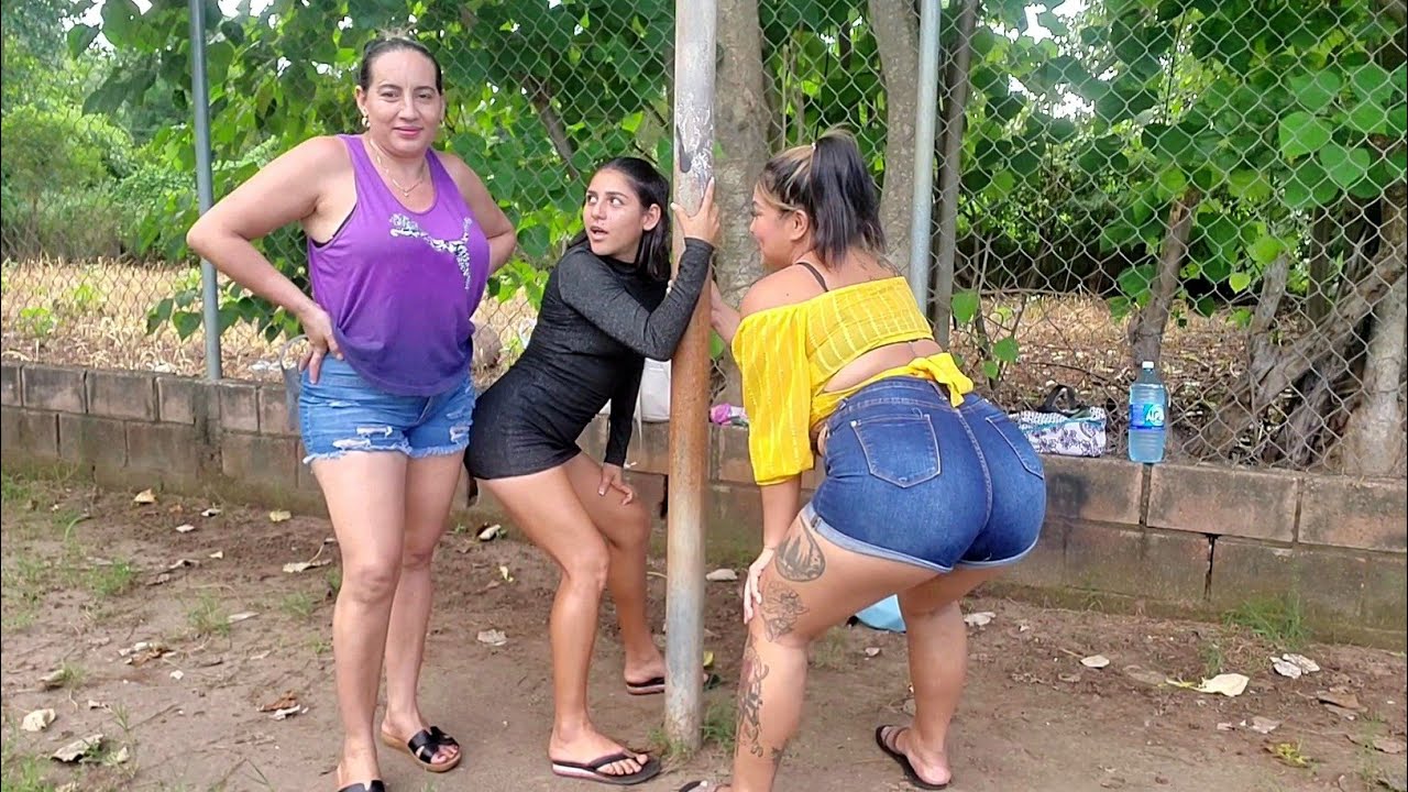 🌟-de camino al campo las chicas miran una fruta😁 no saben que es 