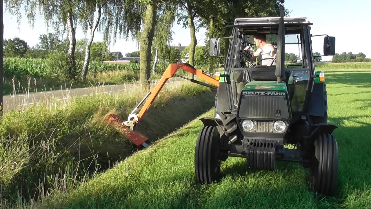 Deutz-Fahr ditch maintenance