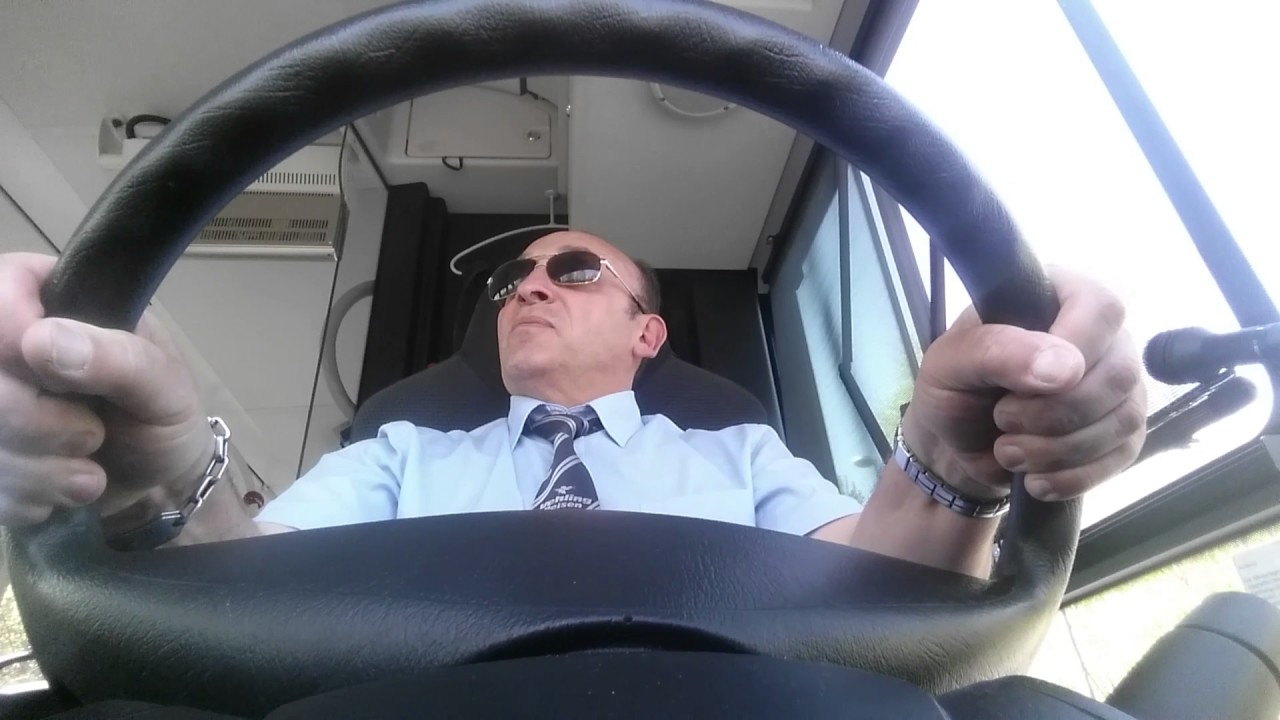 Mehmet Oe lässt Bus Fliegen