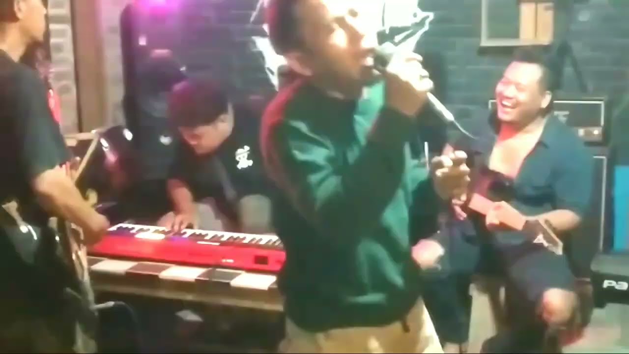 Kacau balau. Begini jika alat musik di pegang oleh yg bukan pemainnya