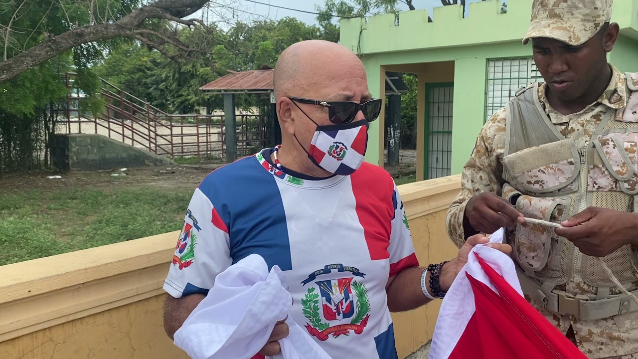 Ramfis Trujillo pone Bandera Dominicana en la frontera la más grande del país .