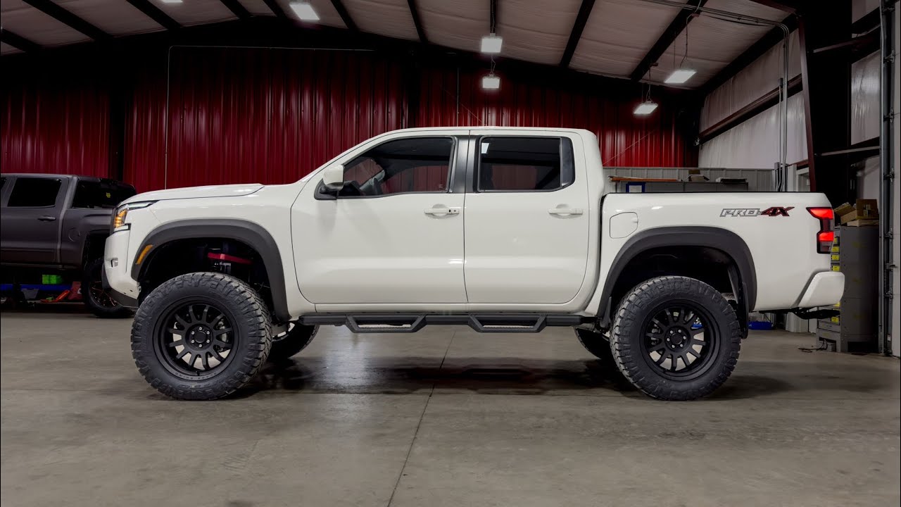 Nissan Frontier pro4x 2024 года с 6-дюймовым лифтом подвески Rough Country на 34-дюймовых дисках