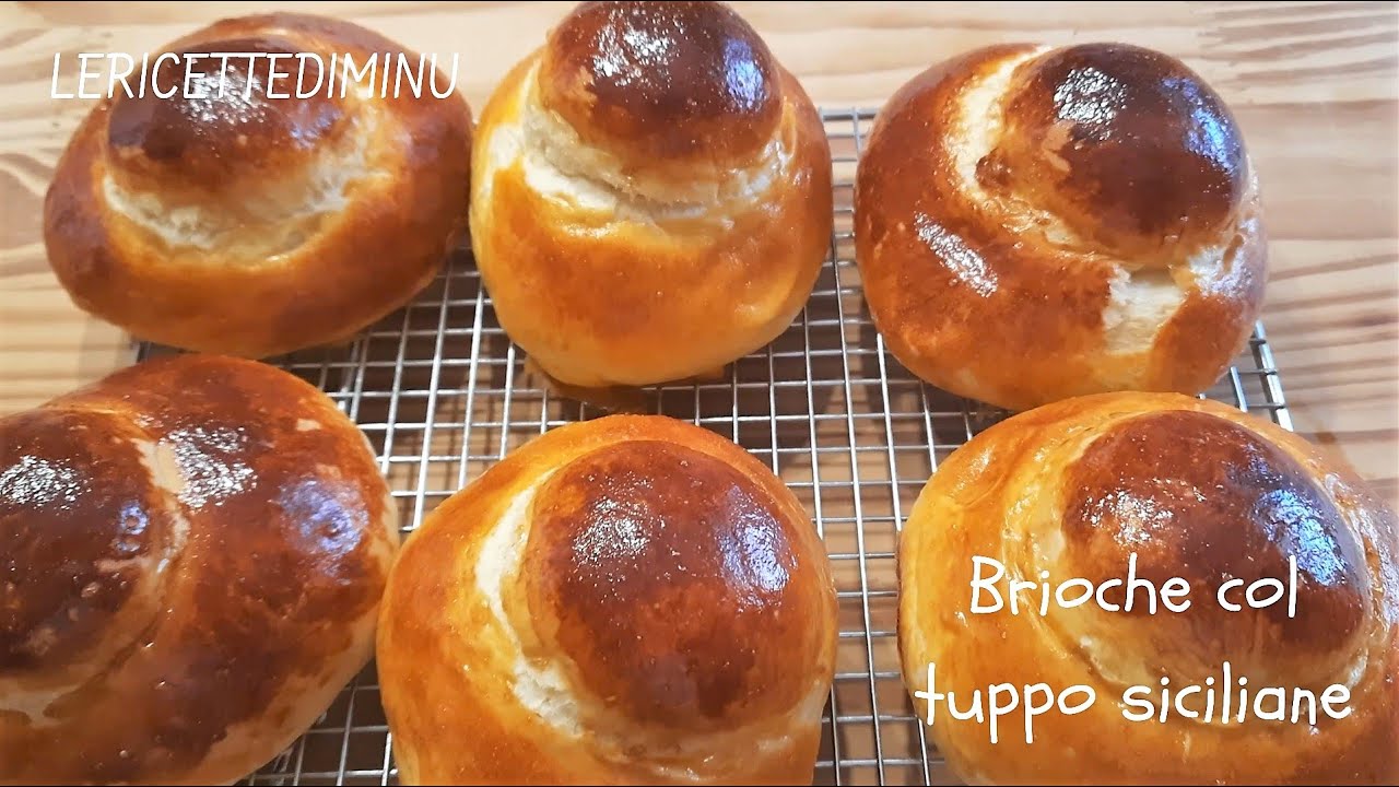 brioche col tuppo siciliane