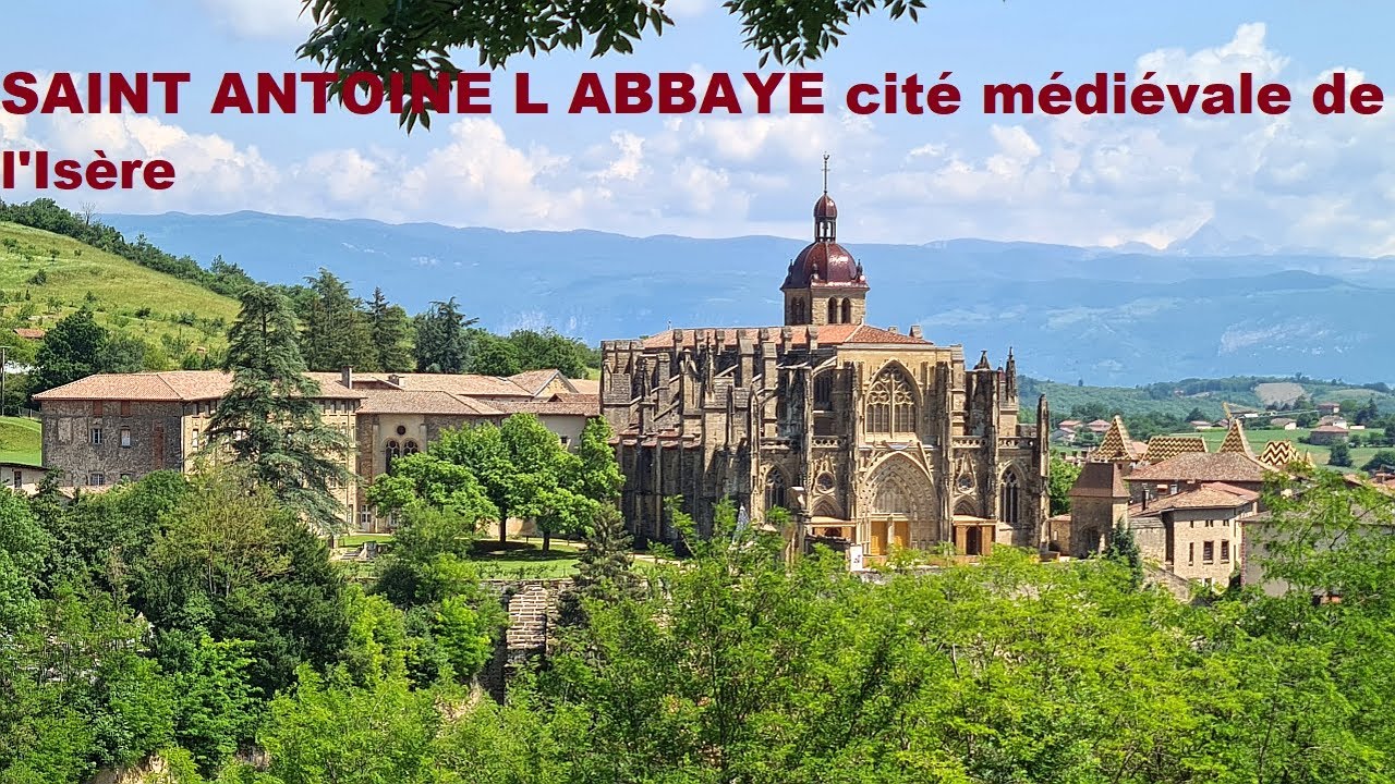 Promenade à SAINT ANTOINE L'ABBAYE cité médiévale de l'Isère dominée par sa majestueuse abbatiale