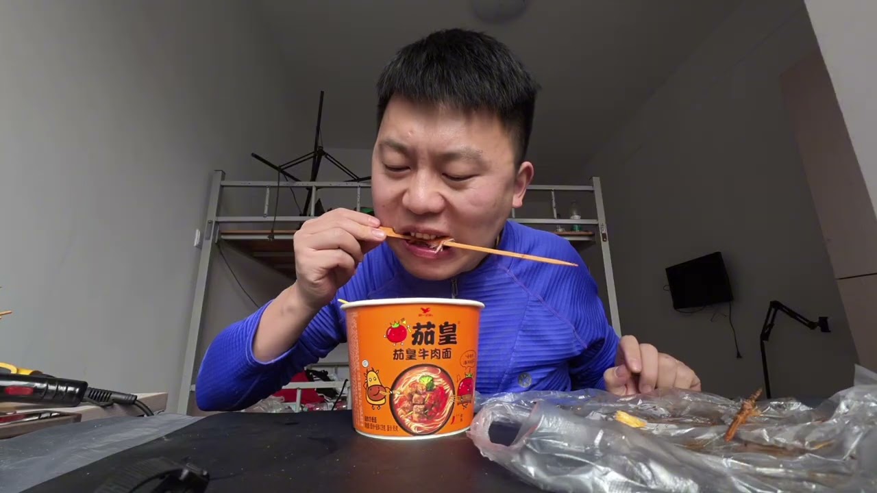 🇨🇳The Life of a Chinese Fertilizer Salesman: Living in a $0.28 Dorm at 33