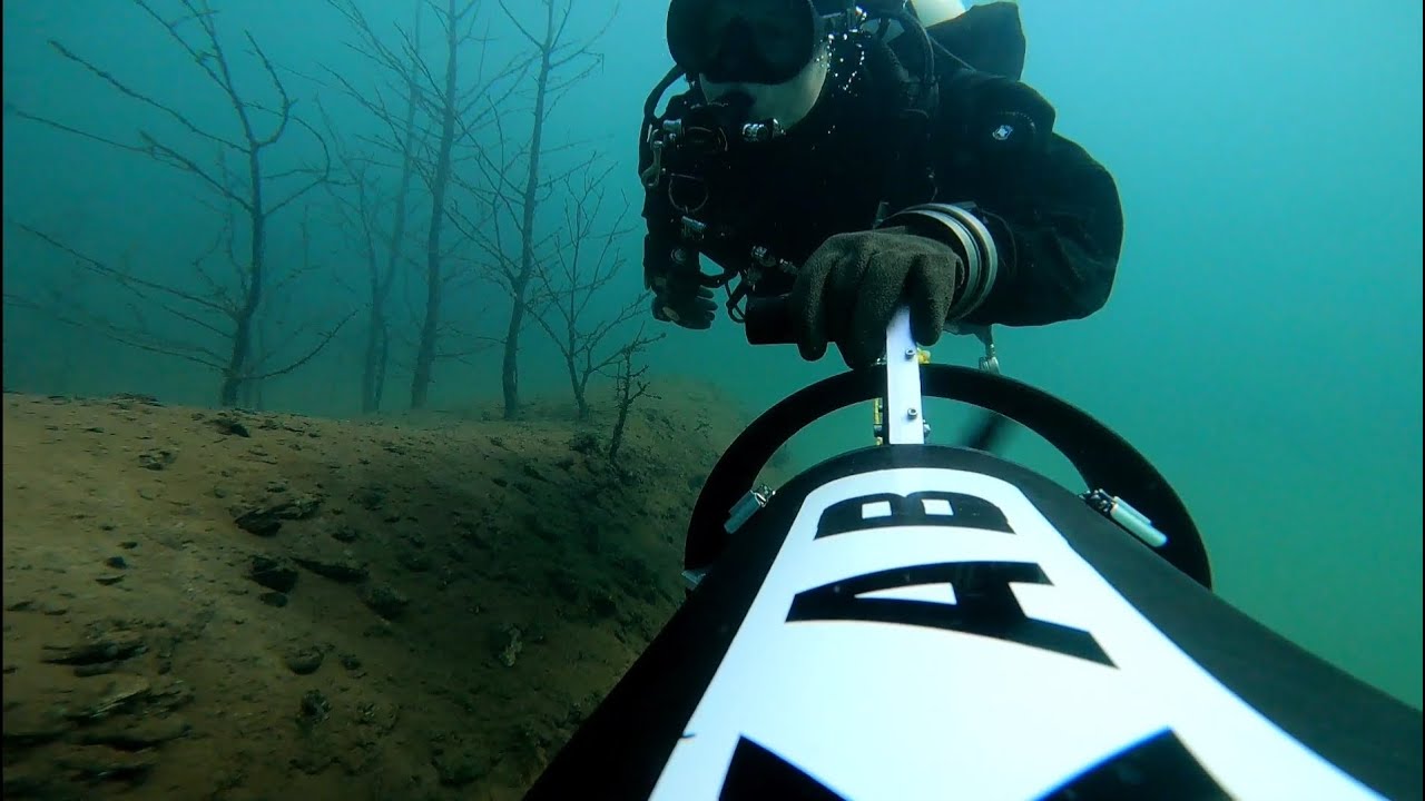 Jezero Medard na podvodním skůtru zatopeným lesem. 22.9.2024