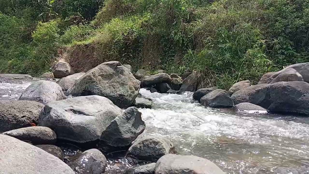 Beruhigender Gebirgsfluss zum Stressabbau und Entspannen &ndash; Natur-Klanglandschaftsvideo