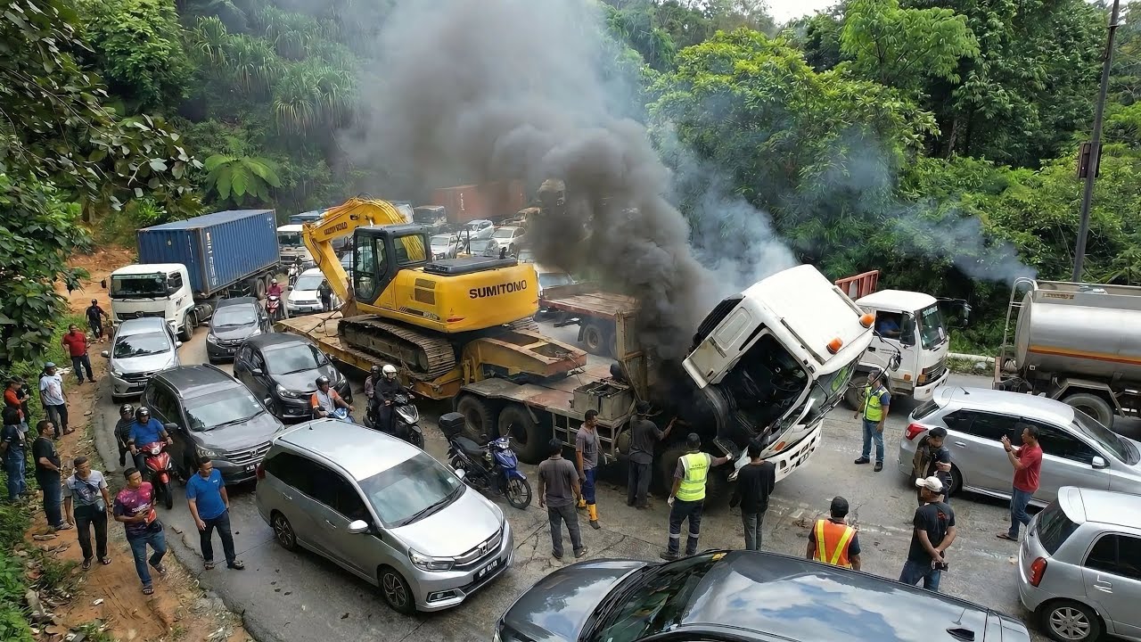Situasi Mencekam‼️Menit Menit Insiden Buruk Terjadi Saat Macet, Sitinjau Lauik Hari Ini Lumpuh Total