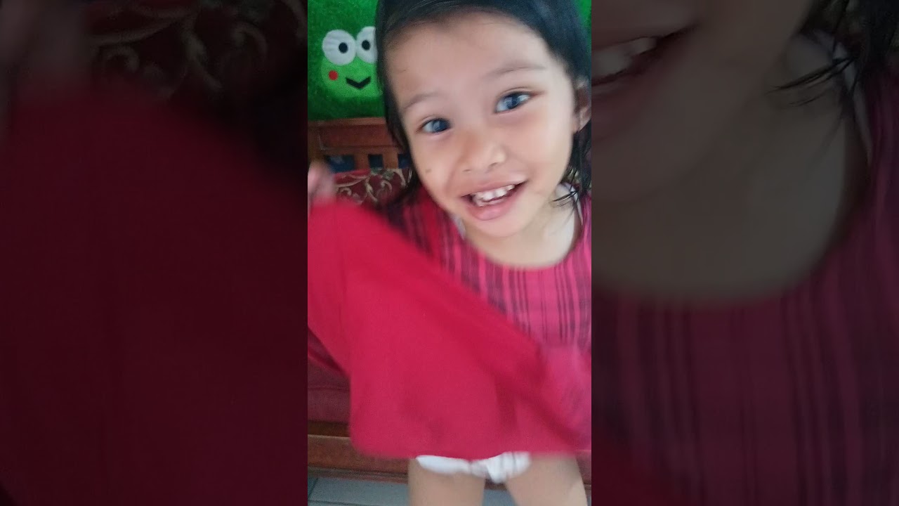 Salma makan cokelat koin