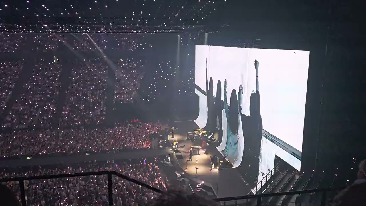 Indochine Arena Tour 2025 - Paris 2 - Victoria/Le Chant des Cygnes/La Belle et La Bete
