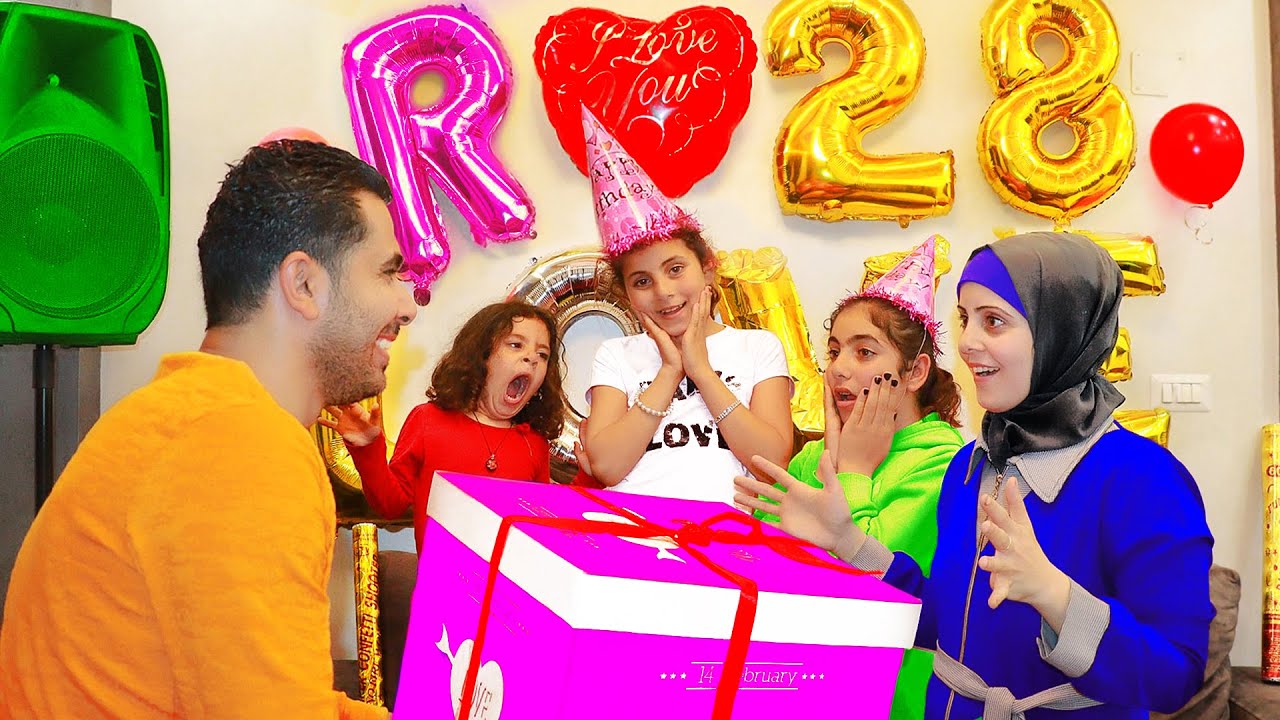 بنت صغيرة تفرح امها في عيد ميلادها وتفاجئها بمساعدة ابوها يغنيلها 🎂