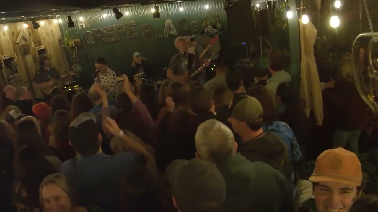 2026-01-18 Hartle Gold Band SET2 at Crepe Place