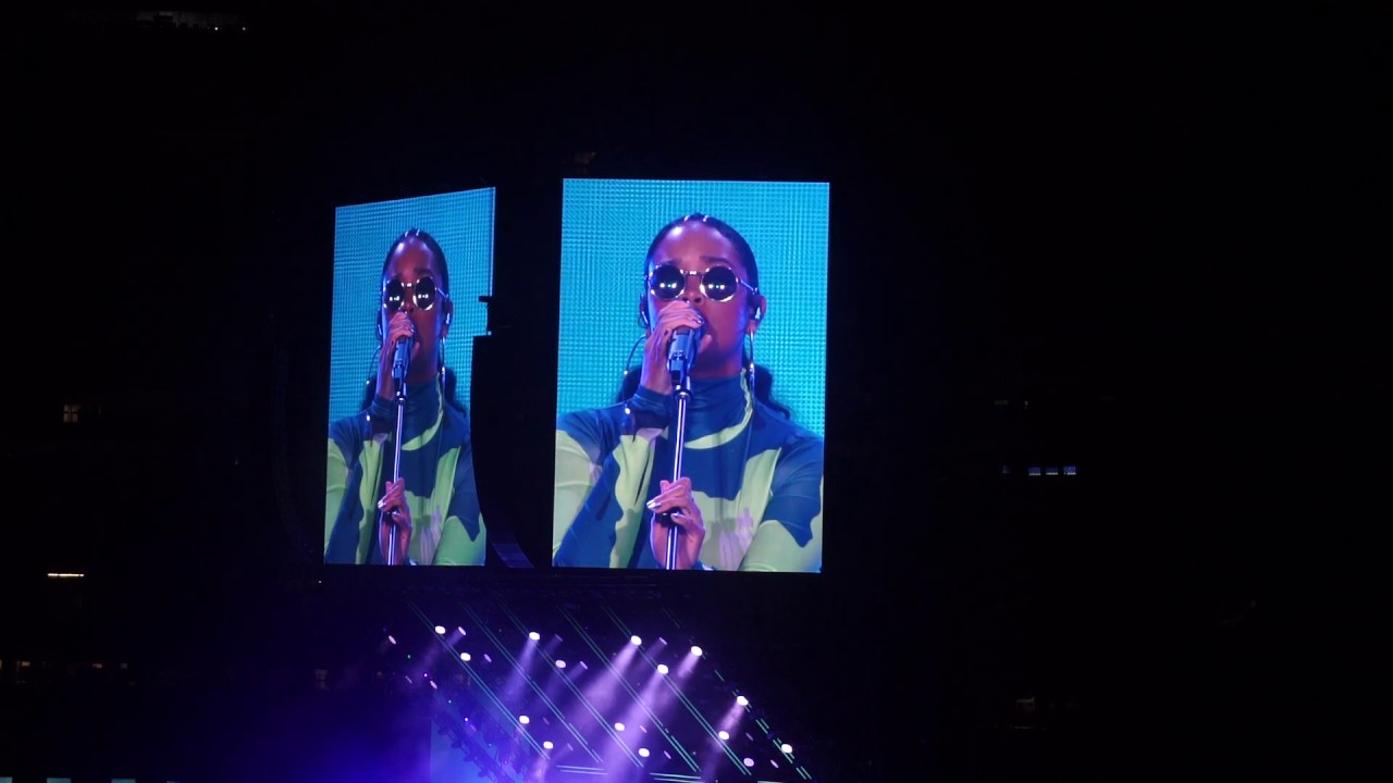 H.E.R. Closes Set w/ PRINCE GUITAR SOLO After Smashing 