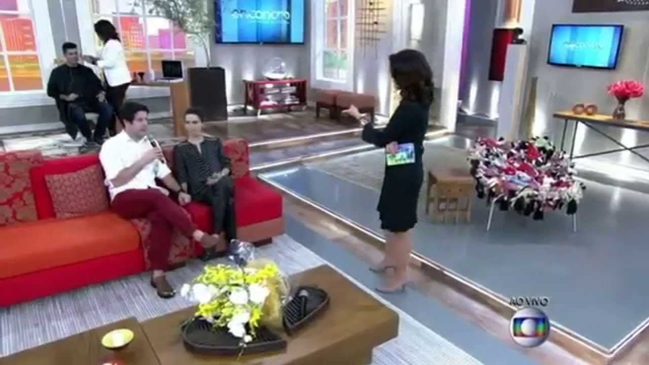 Murilo Benício surpreende Débora Falabella com buquê de flores ao vivo