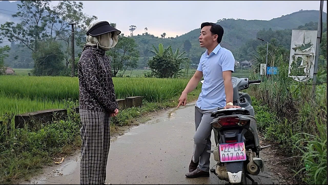 Sinh said her mother didn't need that gold, but Bao insisted he would not forgive.