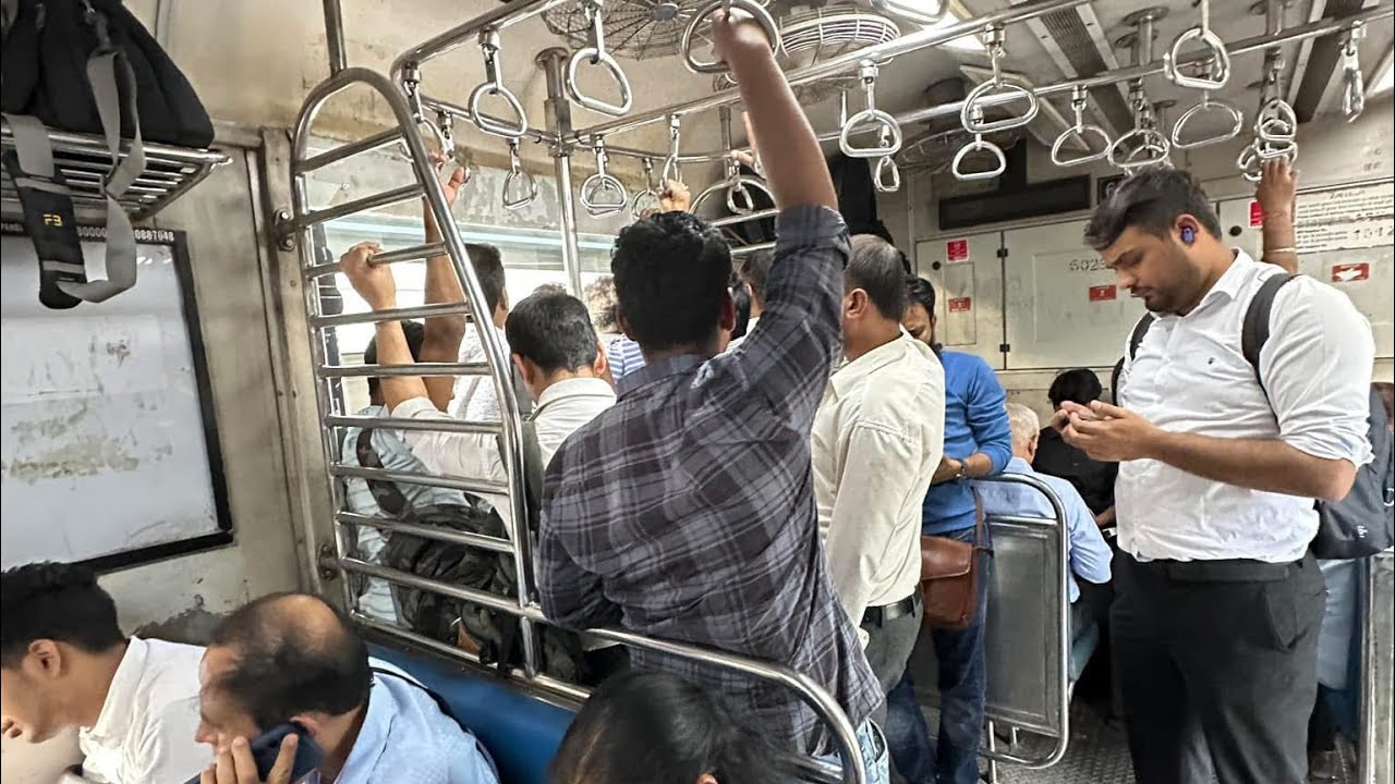KANDIVALI STATION IN THE MORNING 