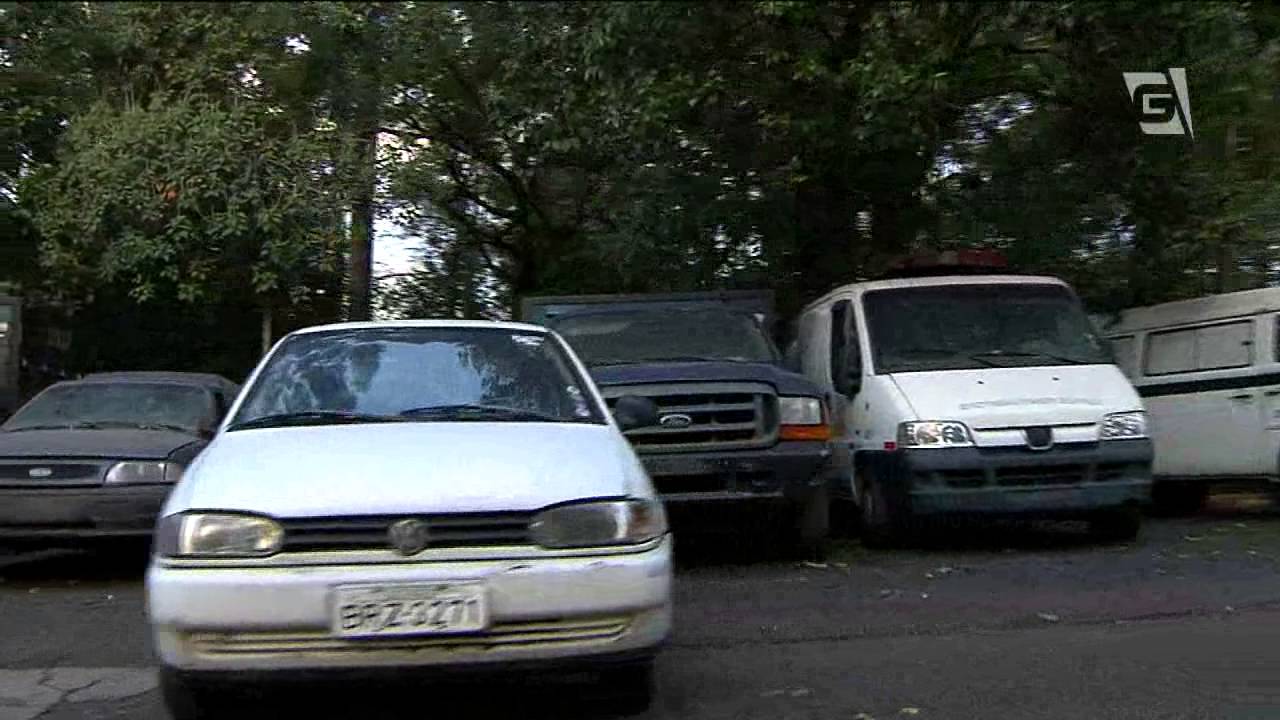 Carros funerários desativados aguardam leilão