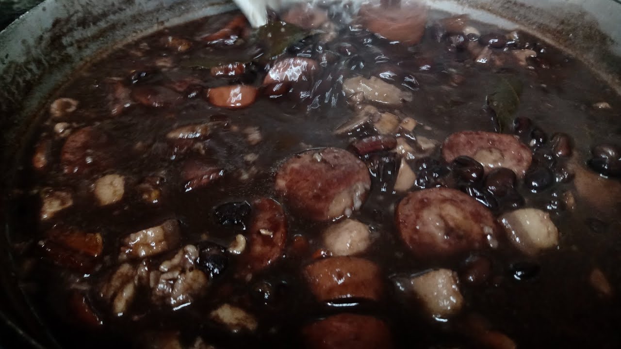 FEIJÃO PRETO COM LINGUIÇA CALABRESA BACON PÉ DE PORCO SIMPLES E SUPER DELICIOSO 😋