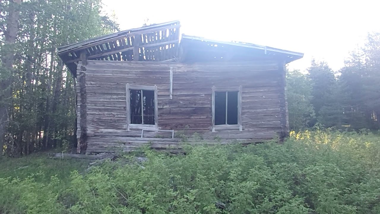 Urbex todella vanha hirsitalo johon on tehty outo tuhotyö..