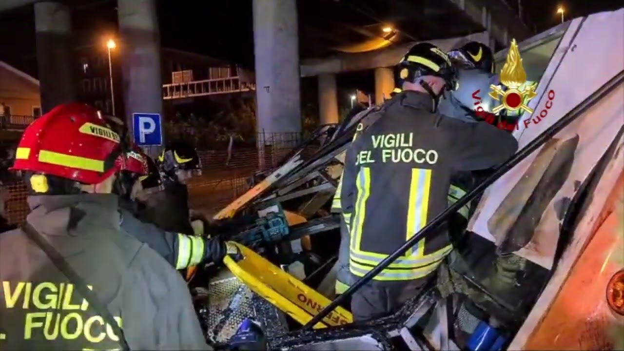MESTRE (VE), BUS PRECIPITATO DAL VIADOTTO: IL VIDEO DELL'INTERVENTO DEI VIGILI DEL FUOCO