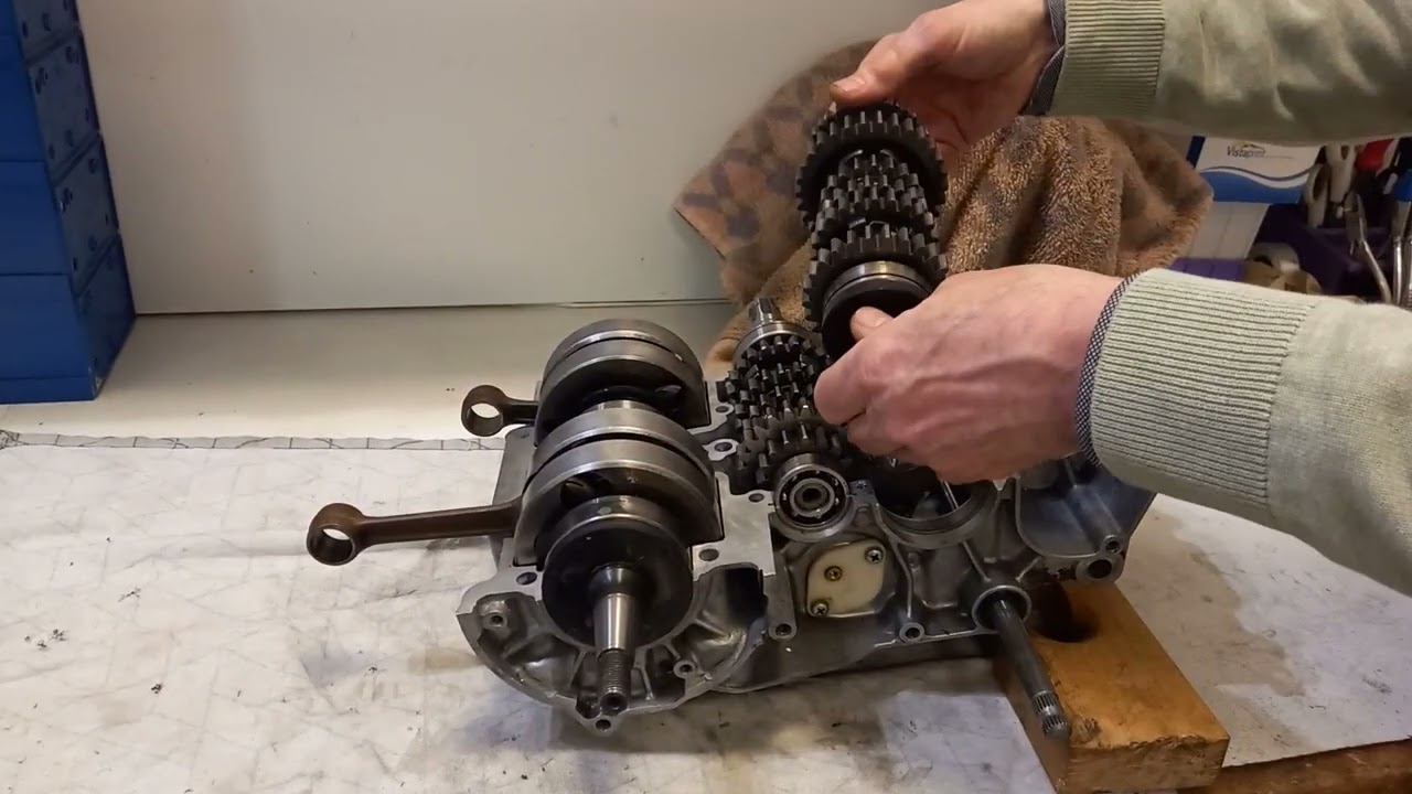 Suzuki GT250 X7 - Kurbelwelle und Getriebe einsetzen